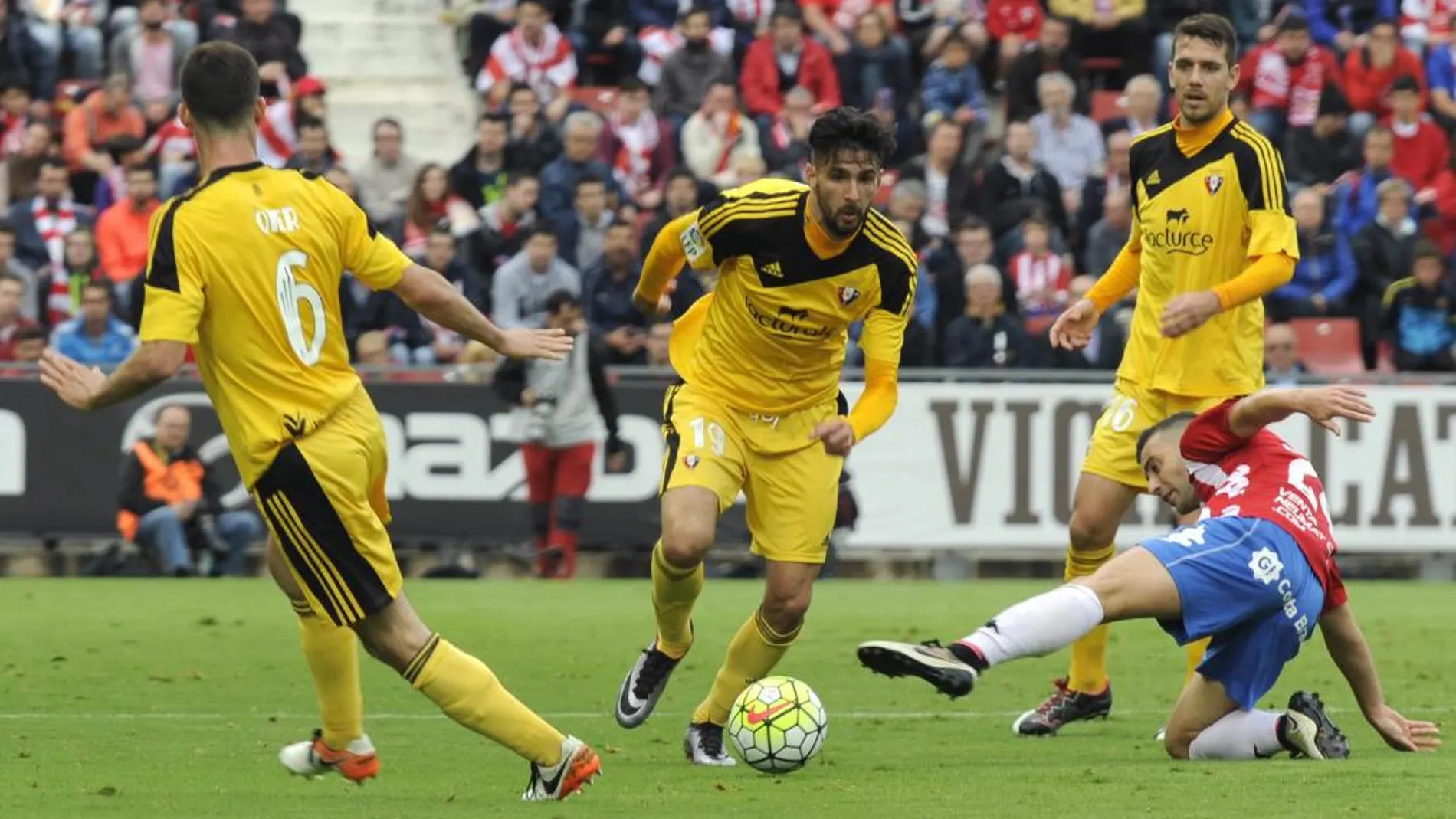 El delantero del Osasuna Kenan Kodro ( y el centrocampista del Girona Borja García pelean un balón