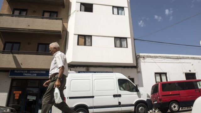 Edificio de Arrecife, Lanzarote, donde fue detenida una de las yihadistas por radicalizar y reclutar niñas y adolescentes y facilitarles el desplazamiento a zonas controladas en Siria por el Estado Islámico para integrarse en la organización terrorista
