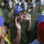 Henrique Capriles habla ante la Policía venezolana durante una manifestación hoy, martes 7 de junio del 2016, en Caracas.