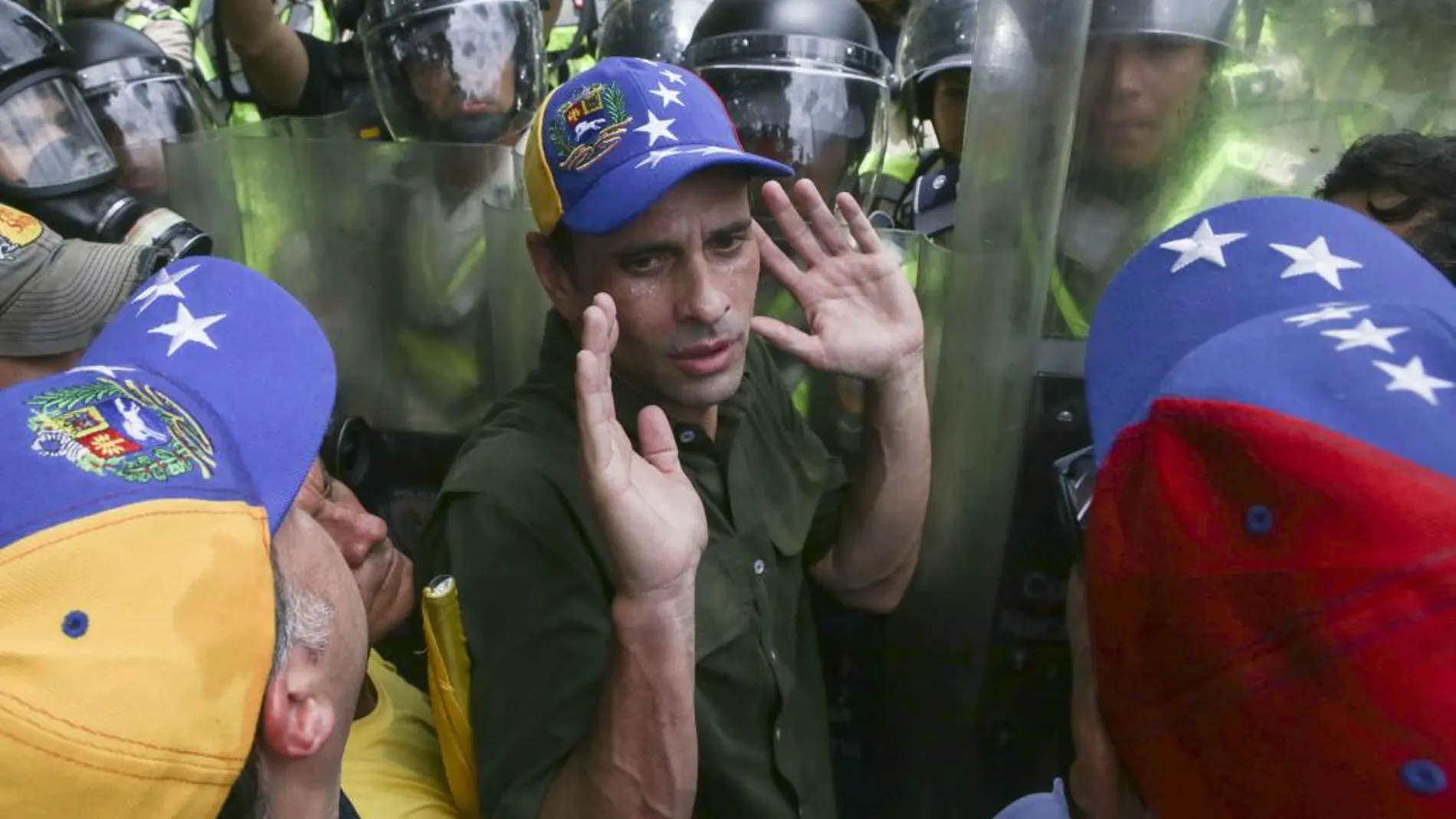 Henrique Capriles habla ante la Policía venezolana durante una manifestación hoy, martes 7 de junio del 2016, en Caracas.