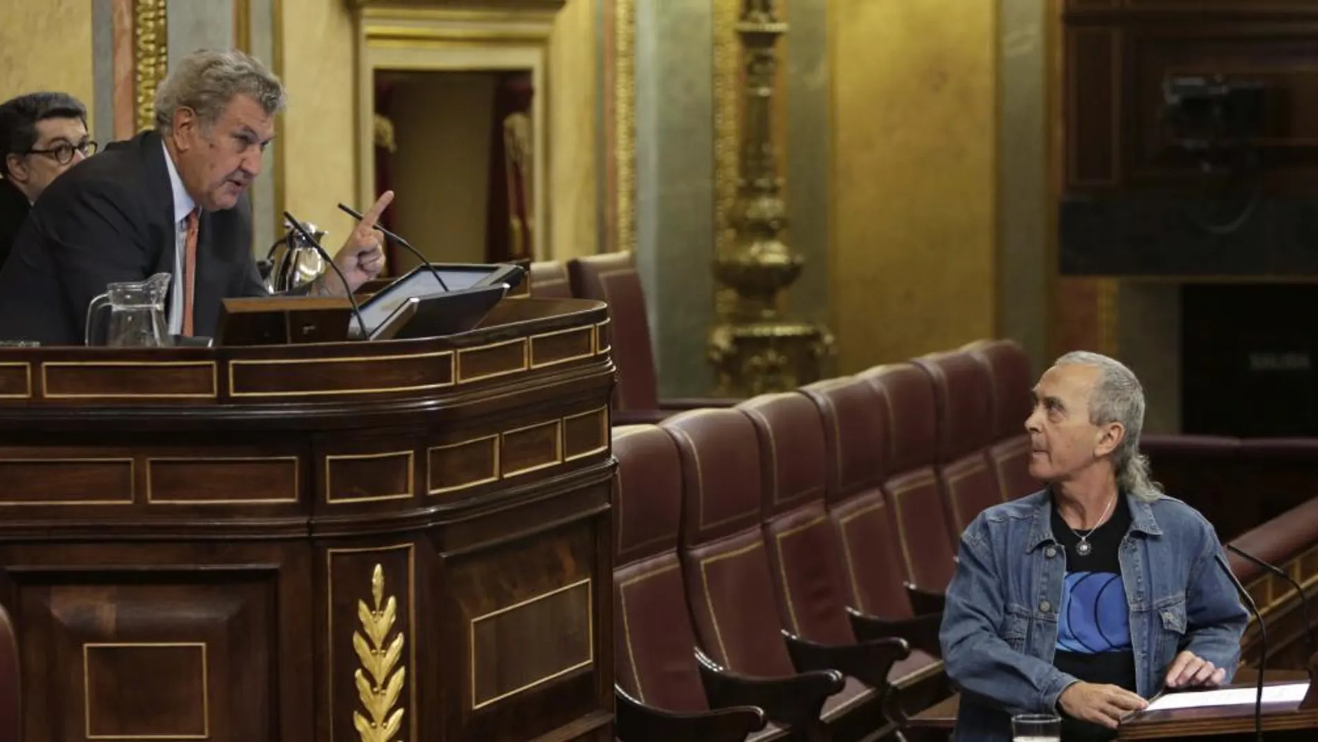 El presidente del Congreso, Jesús Posada (i), ha expulsado de la tribuna de oradores del Congreso al diputado de Amaiur Sabino Cuadra