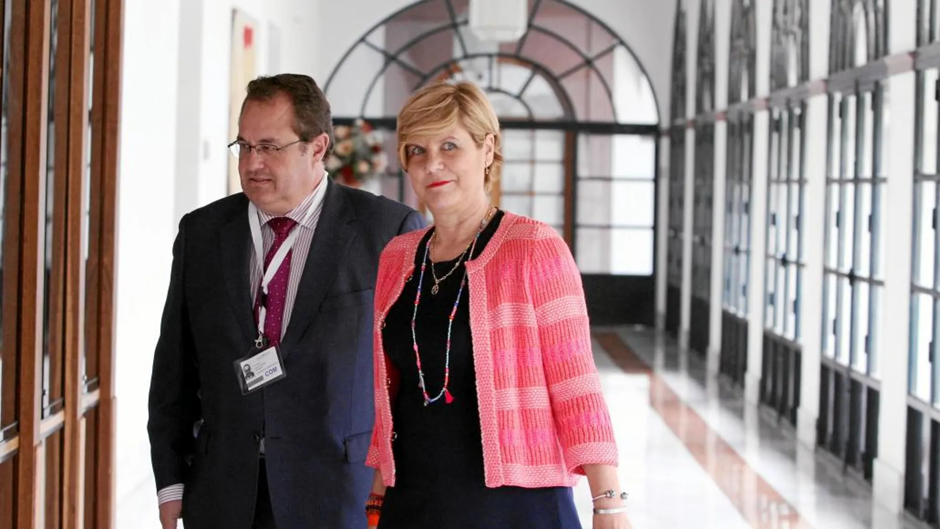 Teresa Florido y el abogado Jon Ander Sánchez, a su llegada a la comisión del Parlamento