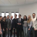 El alcalde Fernández Mañueco, Julio López y Benito, junto a alumnos de español