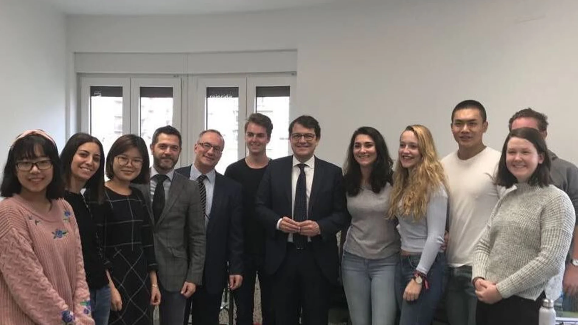 El alcalde Fernández Mañueco, Julio López y Benito, junto a alumnos de español