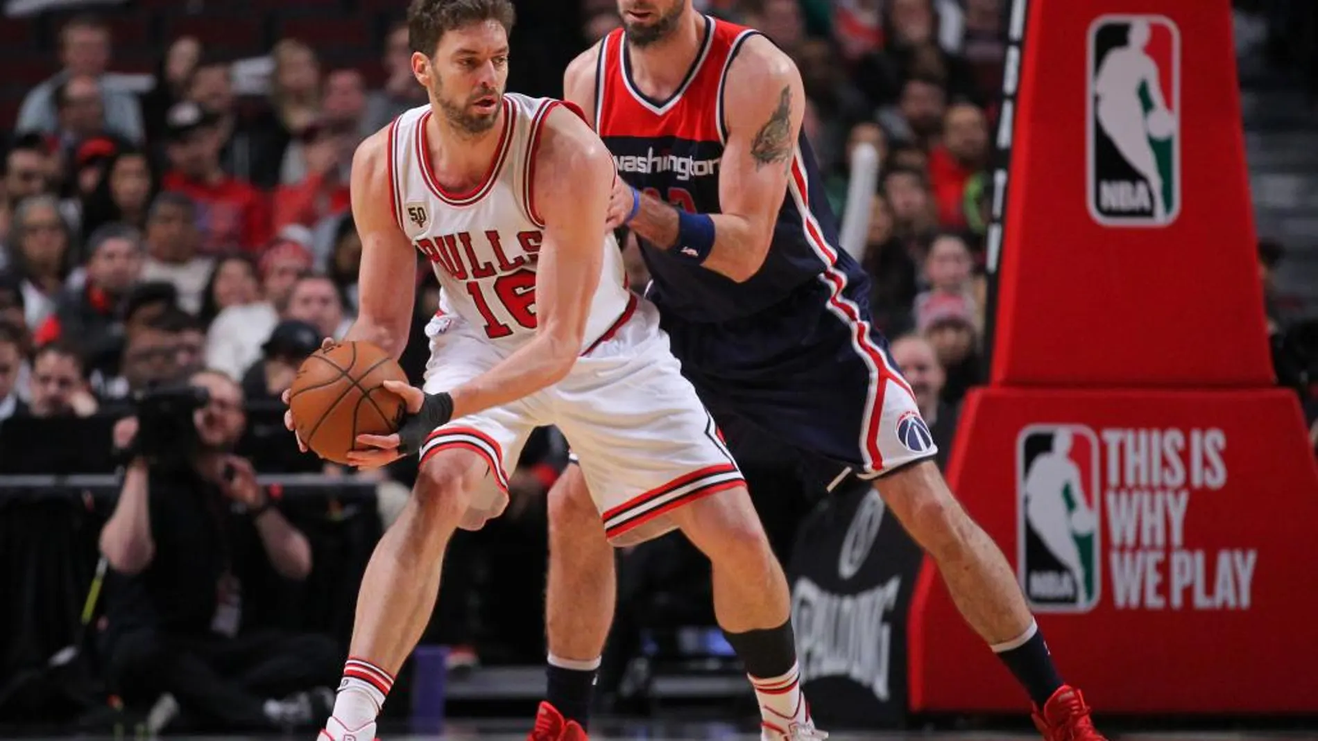 Pau Gasol marcado por Marcin Gortat (13) durante el partido