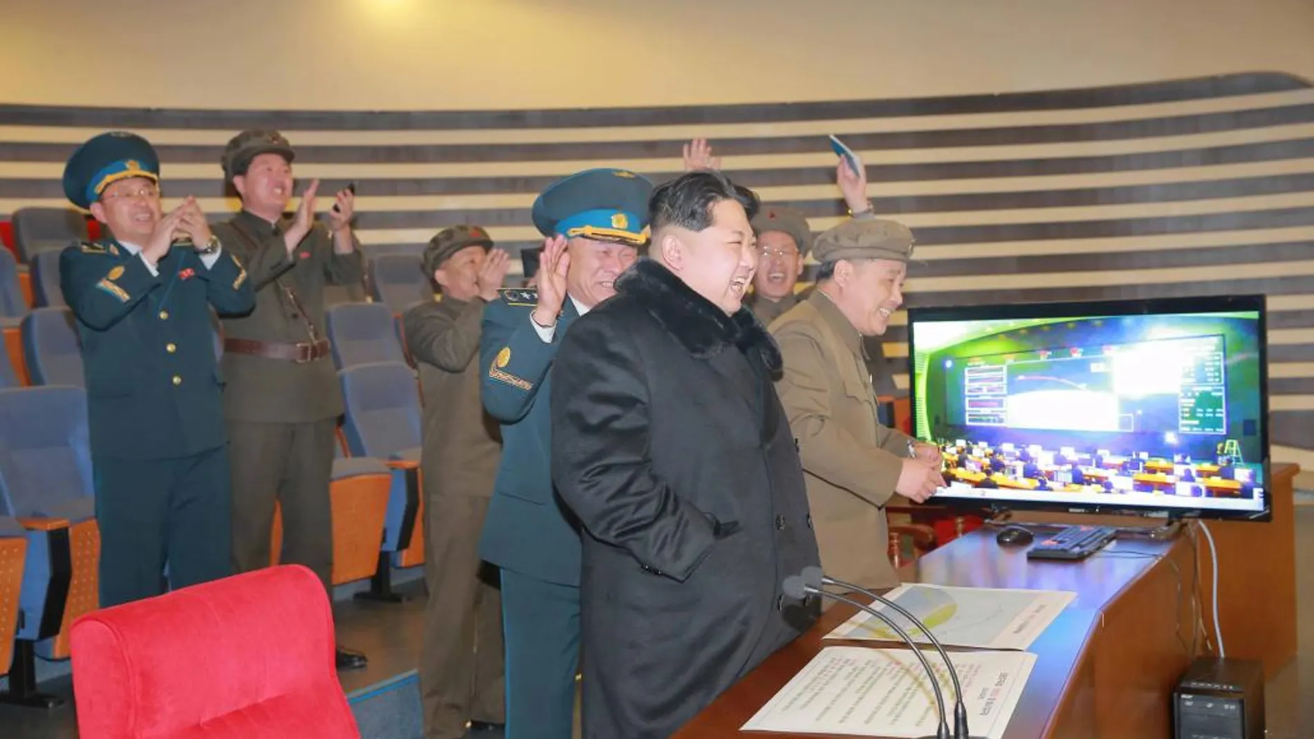 El líder norcoreano Kim Jong Un sigue en directo el lanzamiento