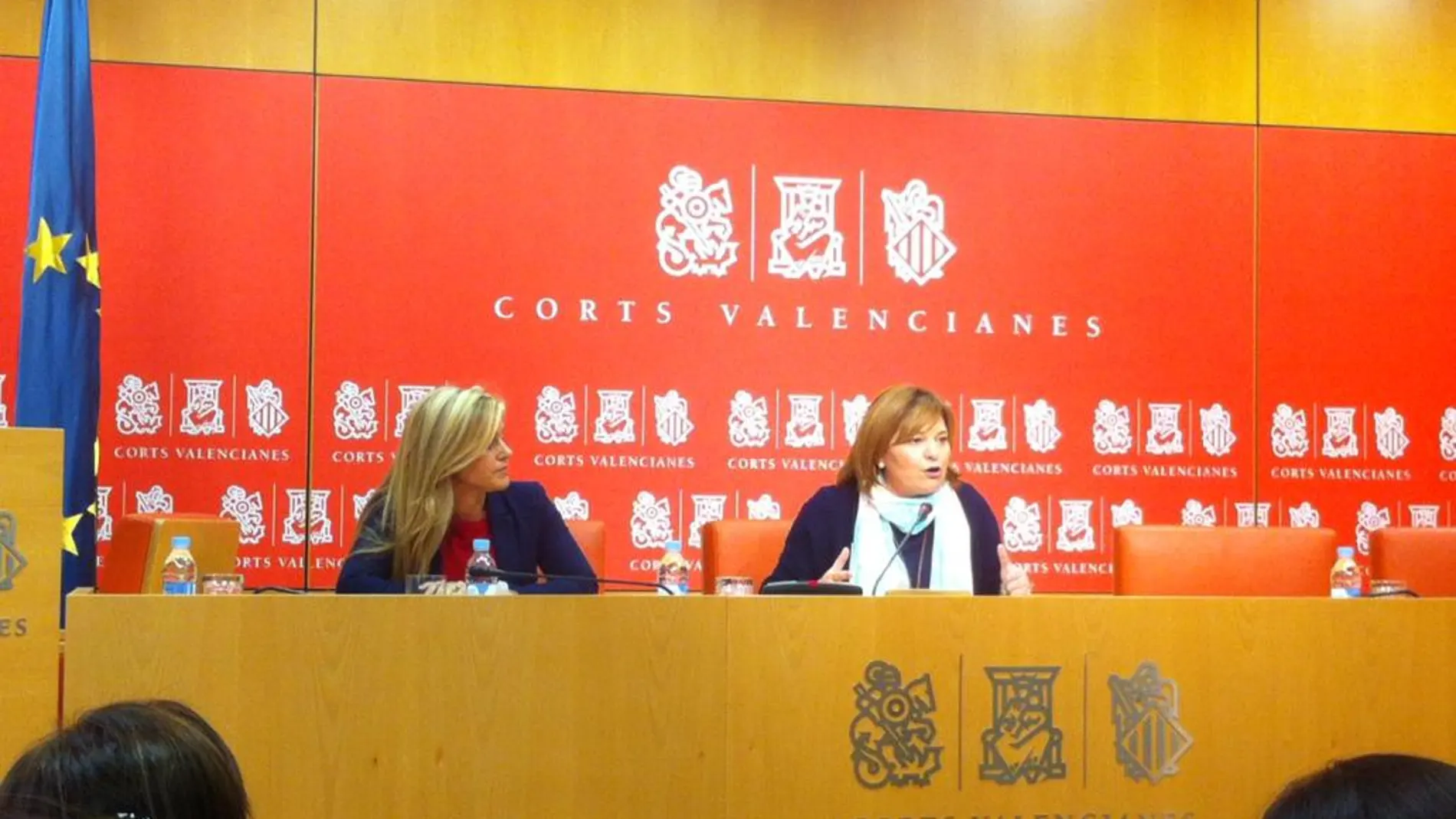 Isabel Bonig compareció en Les Corts tras la Junta de Síndicos, acompañada por Eva Ortiz