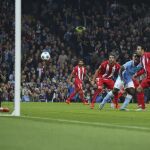 El jugador del Manchester City, Wilfried Bony (2d), remata para conseguir gol ante el Sevilla CF