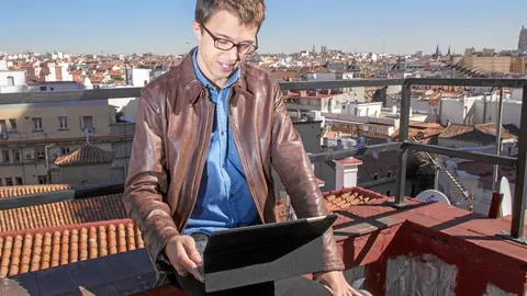 Íñigo Errejón en la azotea de su sede en la calle Princesa de Madrid
