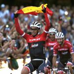GAlberto Contador pasa por la meta de la última etapa la Plaza de la Cibeles de Madrid
