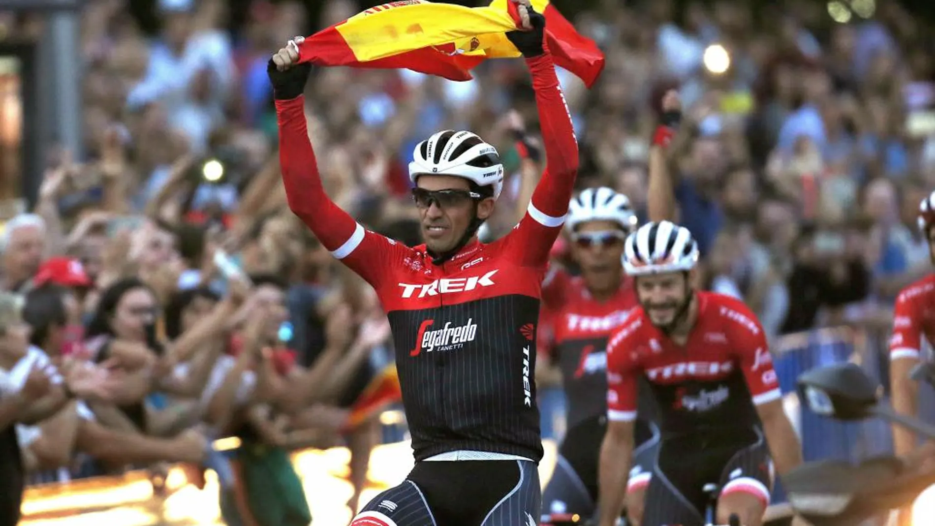 GAlberto Contador pasa por la meta de la última etapa la Plaza de la Cibeles de Madrid