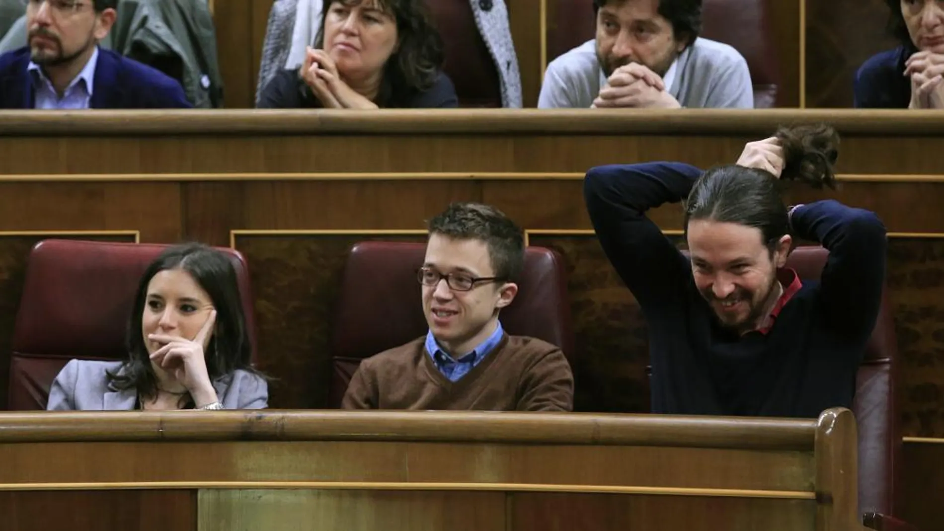 El líder de Podemos, Pablo Iglesias (d), el portavoz del partido, Íñigo Errejón (c), y la portavoz adjunta, Irene Montero