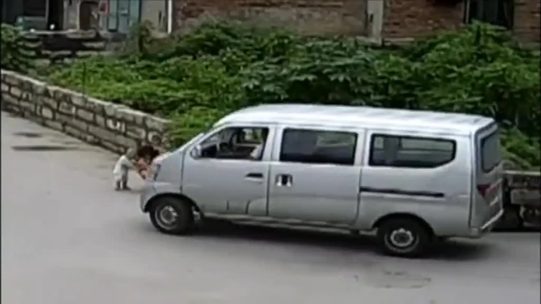 Un bebé salva milagrosamente la vida tras ser atropellado por una furgoneta