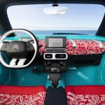 El interior cuenta con asientos de neopreno.