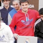 La plantilla del Real Madrid visitó la nueva tienda de Adidas en el Santiago Bernabéu y demostró estar unida