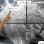 El director del centro sísmico de Corea del Sur muestra sobre la pantalla el lugar de la explosión de la bomba de hidrógeno