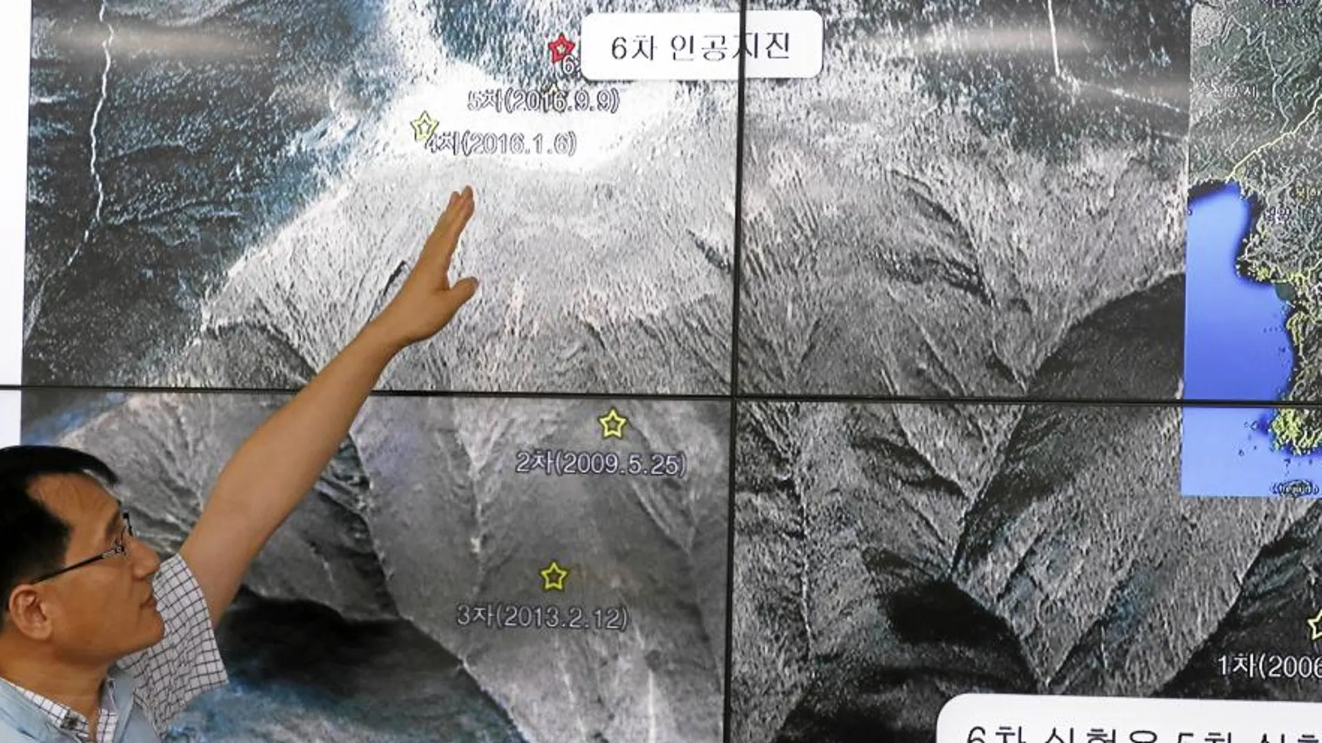El director del centro sísmico de Corea del Sur muestra sobre la pantalla el lugar de la explosión de la bomba de hidrógeno