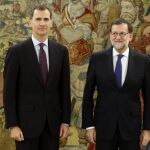 Felipe VI recibe en audiencia en el Palacio de la Zarzuela al líder del PP, Mariano Rajoy, en el marco de la segunda ronda de consultas el pasado 2 de febrero