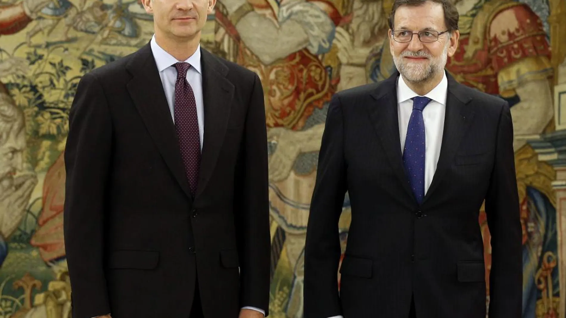 Felipe VI recibe en audiencia en el Palacio de la Zarzuela al líder del PP, Mariano Rajoy, en el marco de la segunda ronda de consultas el pasado 2 de febrero