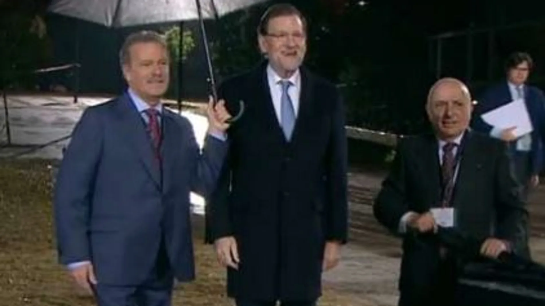 Rajoy: traje azul marino y corbata azul claro