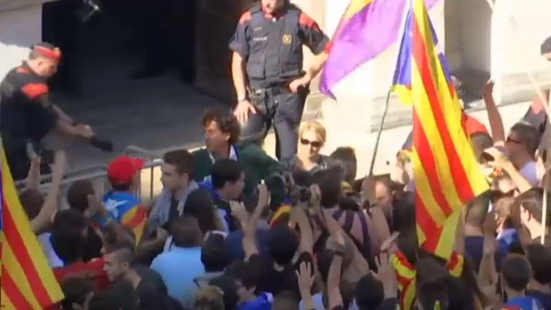 Los Mossos intervienen en la Plaza Sant Jaume