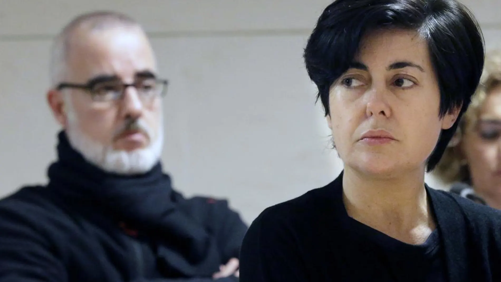 Rosario Porto (d) y Alfonso Basterra (i), los dos principales acusados de la muerte de su hija Asunta Basterra, durante la sesión del juicio del 1 de octubre de 2015