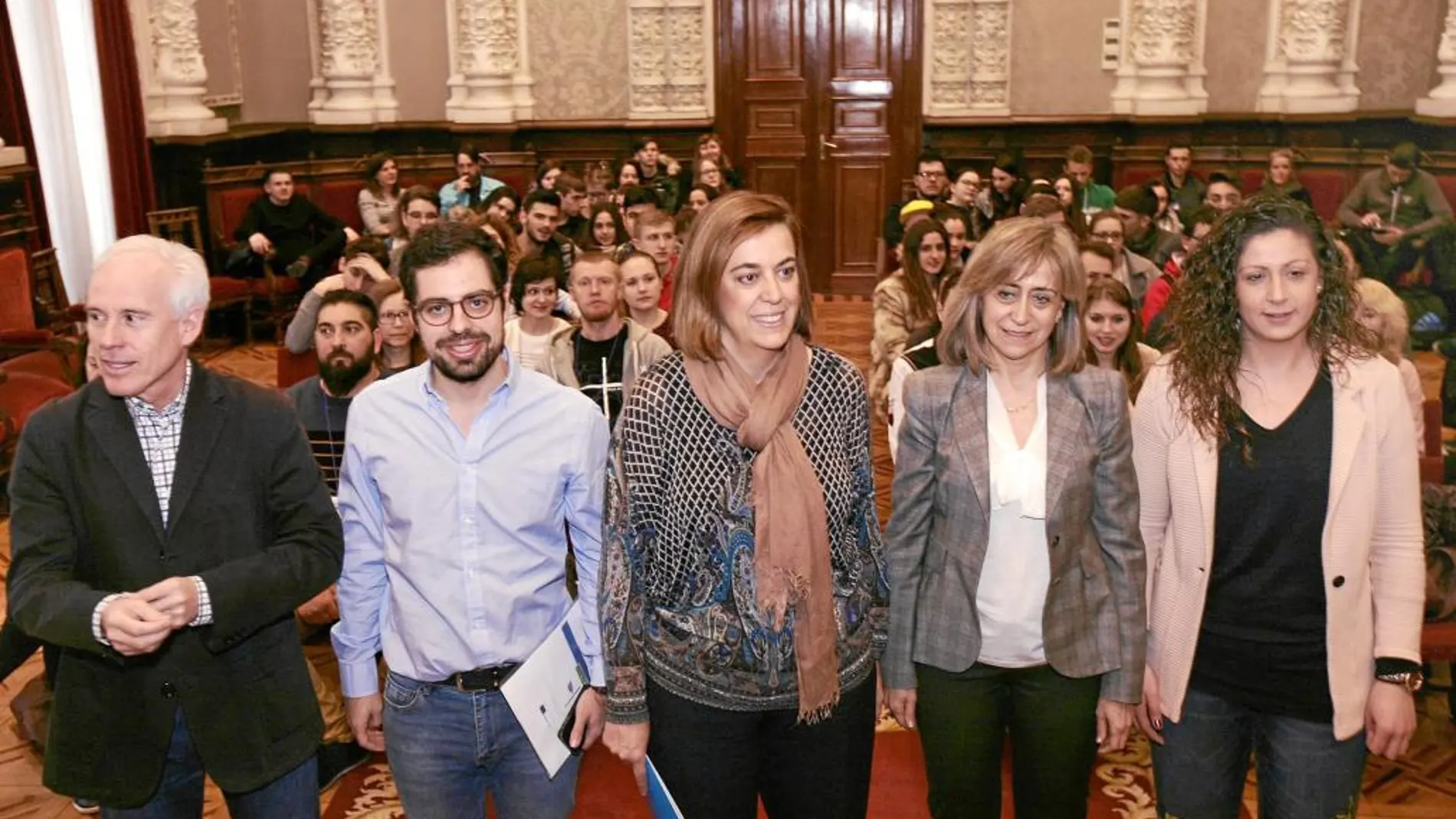 Domingo González, Eduardo Carazo, Ángeles Armisén, María J. de la Fuente y Carolina Valbuena reciben a los estudiantes