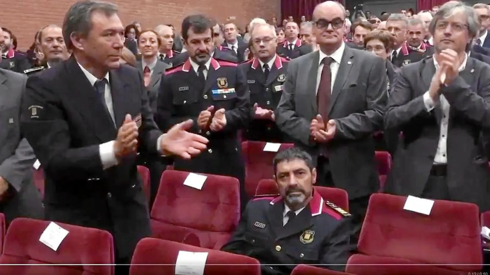 El mayor de los Mossos, Josep Lluís Trapero, fue ovacionado ayer en el inicio del nuevo curso de la academia, que contó con destacadas ausencias