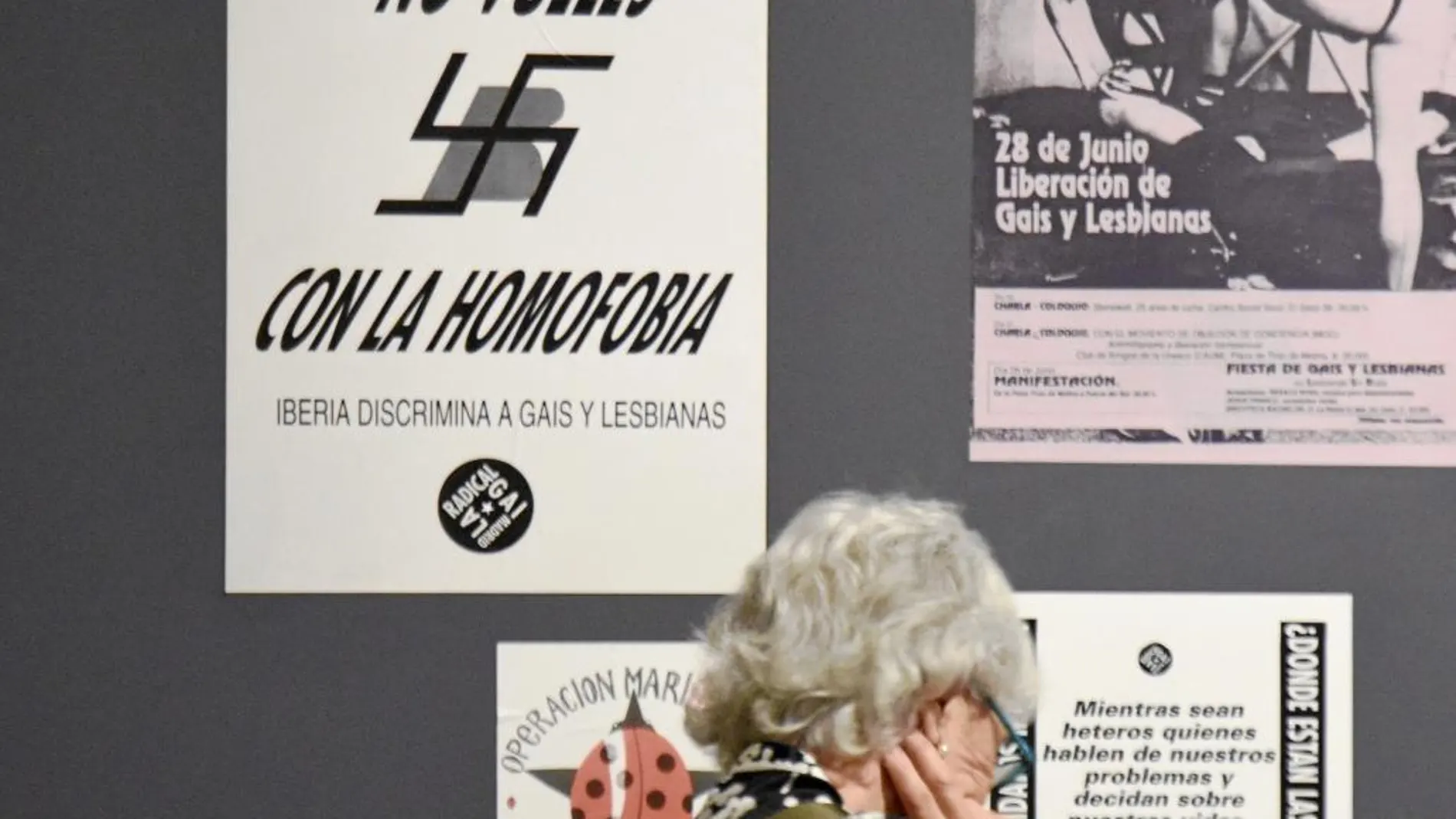Imagen del mural de la exposición «El porvenir de la revuelta» en el que se incluye el póster en el que se superpone una esvástica al logo de Iberia