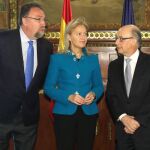 El ministro de Hacienda y Función Pública, Cristóbal Montoro con la presidenta de Foro Asturias, Cristina Coto de la Mata, y el diputado de este partido Isidro Martínez Oblanca