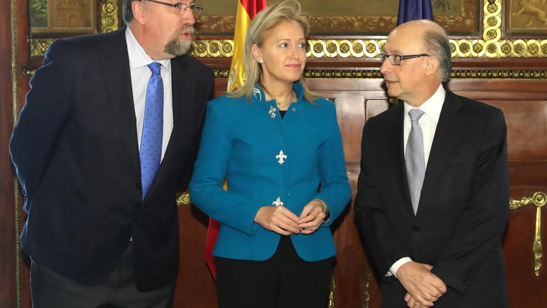 El ministro de Hacienda y Función Pública, Cristóbal Montoro con la presidenta de Foro Asturias, Cristina Coto de la Mata, y el diputado de este partido Isidro Martínez Oblanca