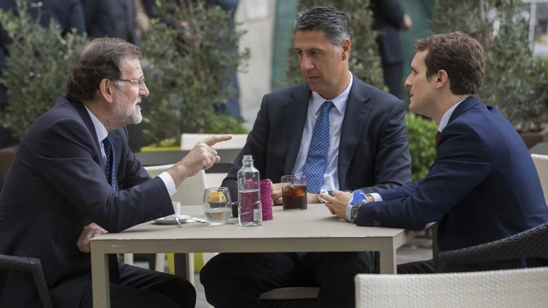 Fotografía facilitada por el PP del presidente del Gobierno, Mariano Rajoy (i); el candidato del PP a la Presidencia de la Generalitat de Cataluña, Xavier Garcia Albiol (c), y el vicesecretario de Comunicación del partido, Pablo Casado.