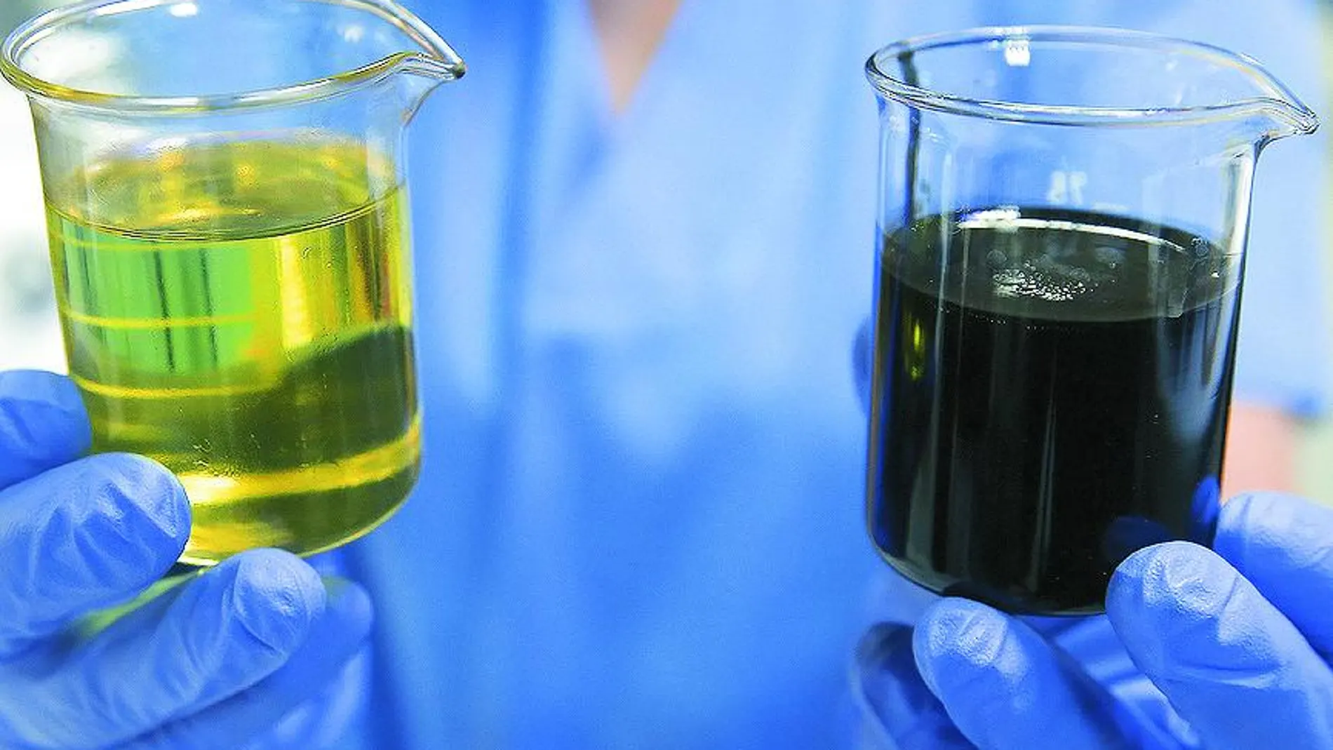 En el laboratorio se comprueba el resultado del proceso: El aceite tal como llega a la planta y la base lubricante regenerada