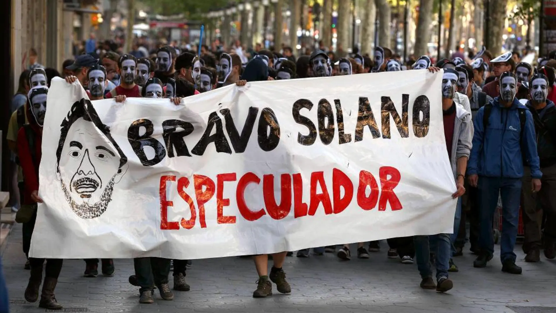 Centenares de personas participaron esta tarde en un escrache contra la propiedad del llamado "banco expropiado", con caretas de uno de los propietarios, Manuel Bravo Solano