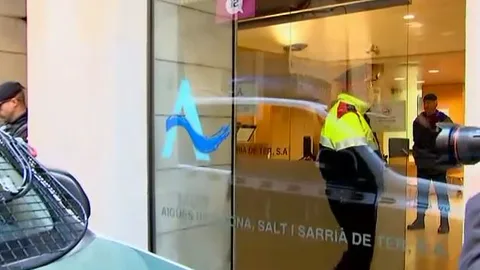Policías y guardias civiles en la sede de Agissa
