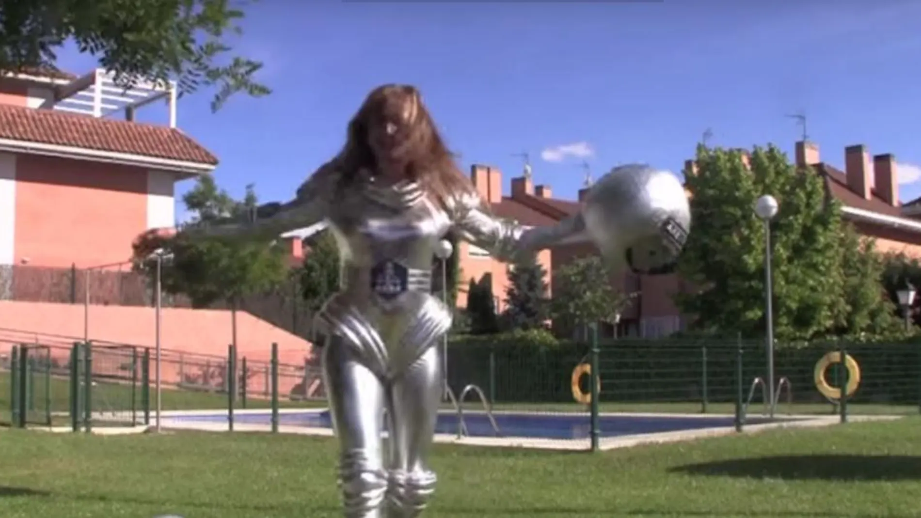 Yaiza, vestida de astronauta, en uno de los vídeos de su canal de Youtube