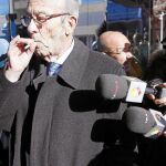 Simón Viñals, fumando un pitillo ayer, durante un receso de la primera sesión del juicio