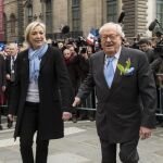 La líder ultraderechista francesa Marine Le Pen y su padre, Jean-Marie Le Pen