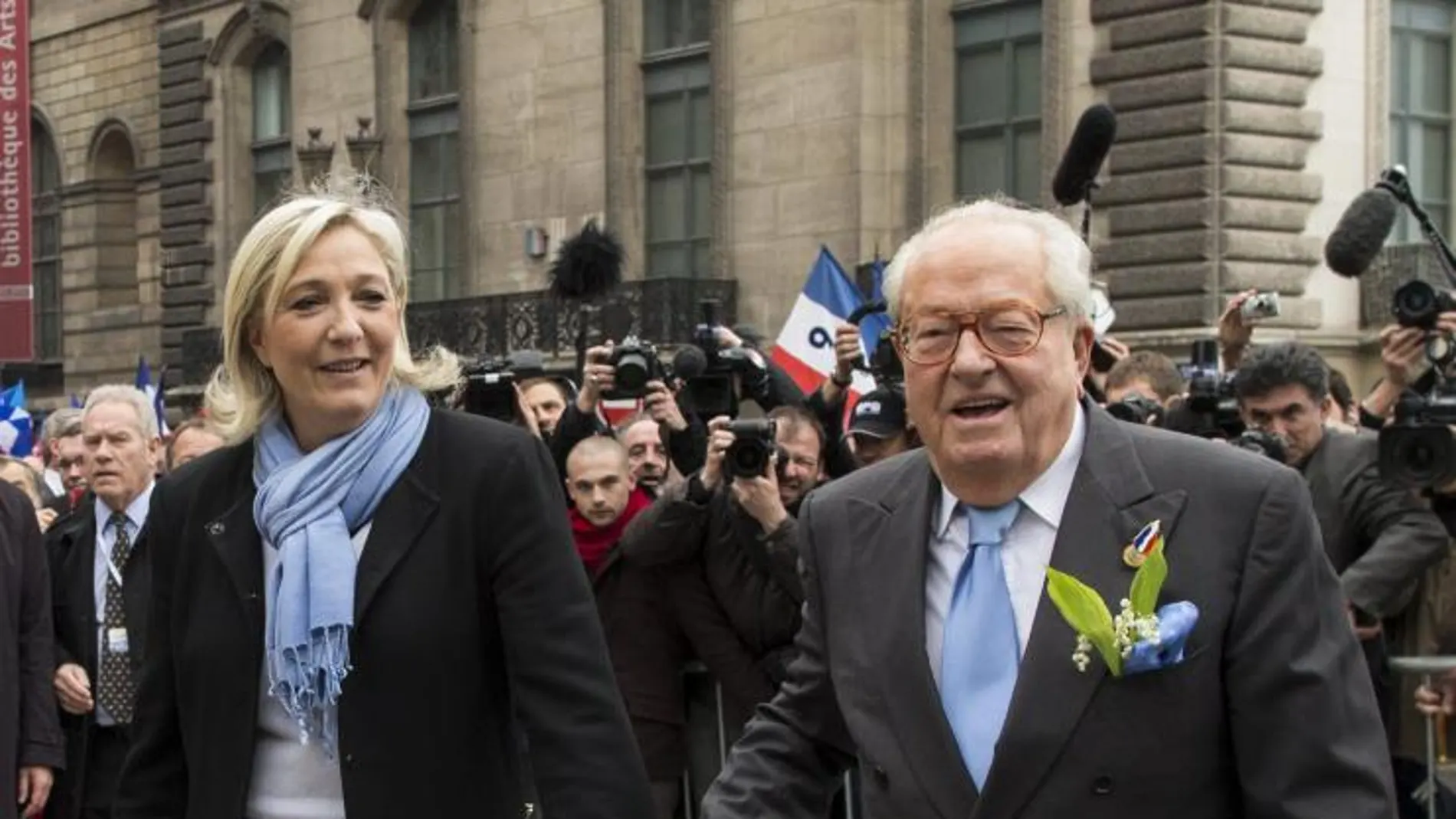 La líder ultraderechista francesa Marine Le Pen y su padre, Jean-Marie Le Pen