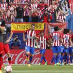 El delantero del Atlético de Madrid Fernando Torres celebra con sus compañeros uno de los goles marcado frente al Athletic de Bilbao
