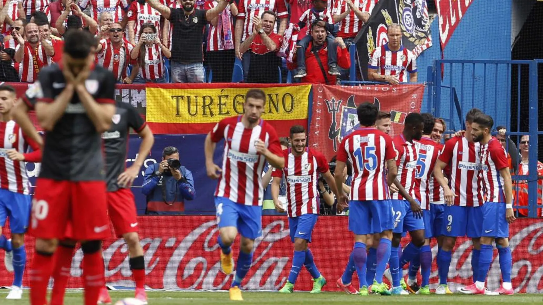 El delantero del Atlético de Madrid Fernando Torres celebra con sus compañeros uno de los goles marcado frente al Athletic de Bilbao