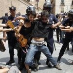 Agentes antidisturbios, durante un desalojo en Madrid