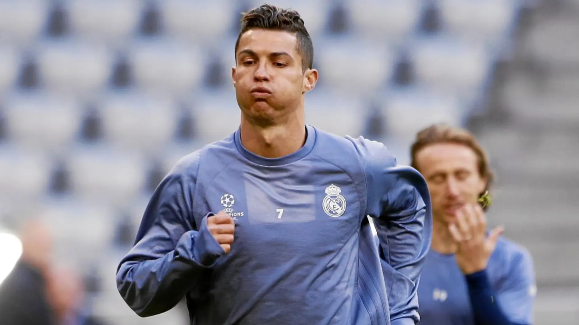 Cristiano Ronaldo resopla en el entrenamiento de ayer en el Allianz Arena