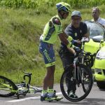 Alberto Contador, cambia de bicicleta tras sufrir una caída durante la primera etapa del Tour.