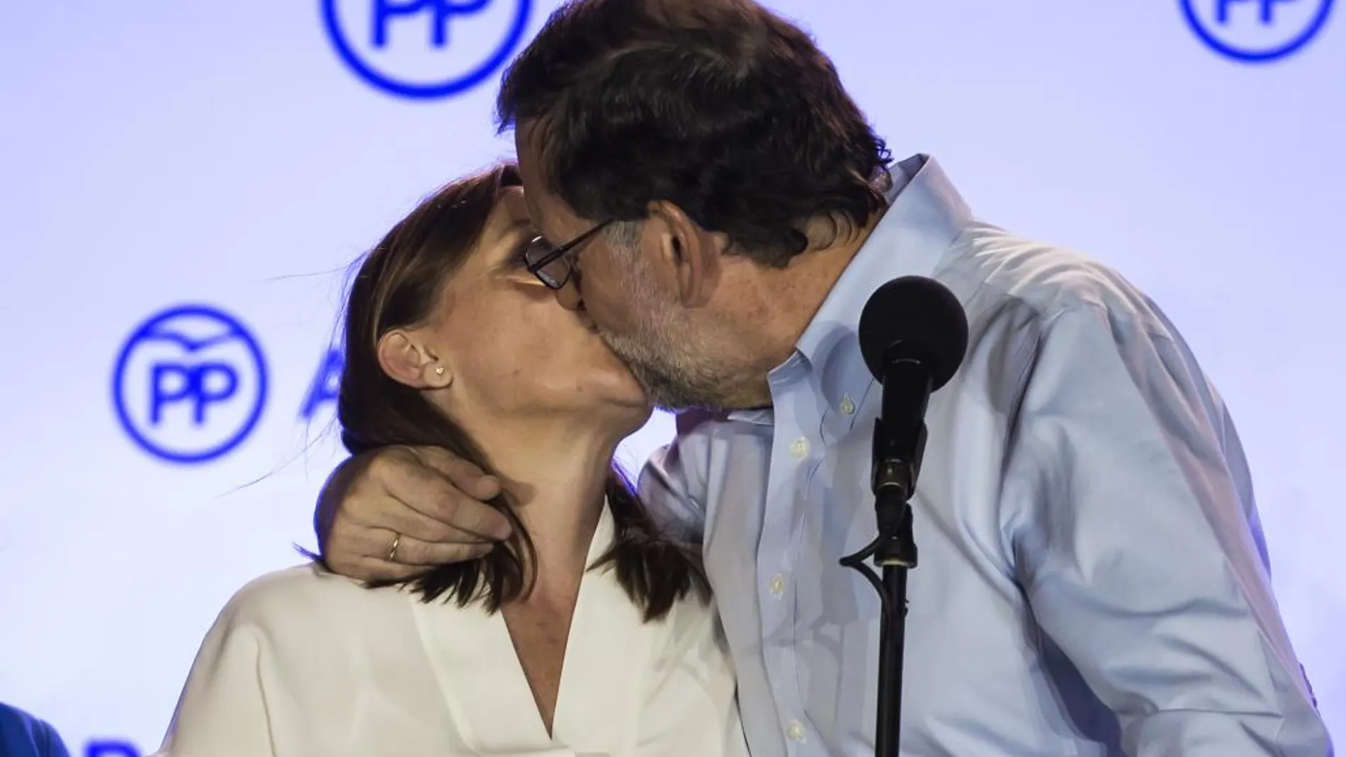 2016. Las últimas elecciones confirmaron la fuerza de Rajoy como candidato del PP y con él estuvo su mujer, una vez más, para celebrar una nueva victoria ante las urnas después de una dura y larga campaña