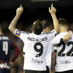 Paco Alcácer celebra su tercer gol, frente al Eibar