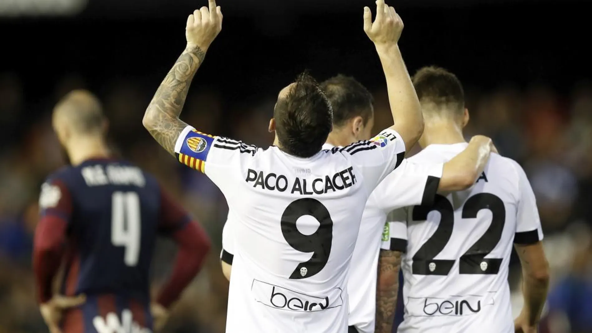 Paco Alcácer celebra su tercer gol, frente al Eibar