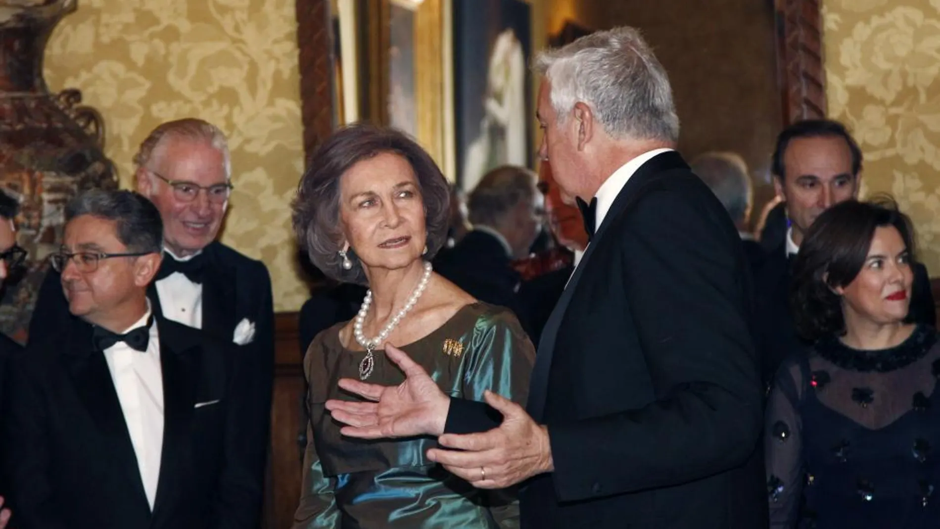 La Reina Sofía conversa con el presidente del Círculo del Liceo, Ignacio García-Nieto, a su llegada a la cena de gala