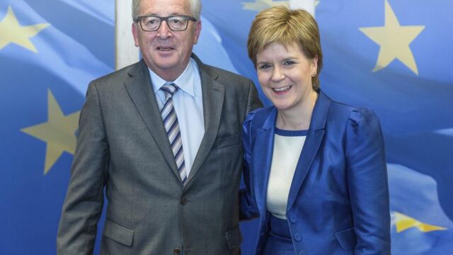 El presidente de la Comisión Europea (CE), Jean-Claude Juncker (i), recibe a la ministra principal escocesa, Nicola Sturgeon (d), durante la segunda jornada de la reunión del Consejo Europeo en Bruselas, Bélgica