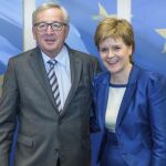 El presidente de la Comisión Europea (CE), Jean-Claude Juncker (i), recibe a la ministra principal escocesa, Nicola Sturgeon (d), durante la segunda jornada de la reunión del Consejo Europeo en Bruselas, Bélgica